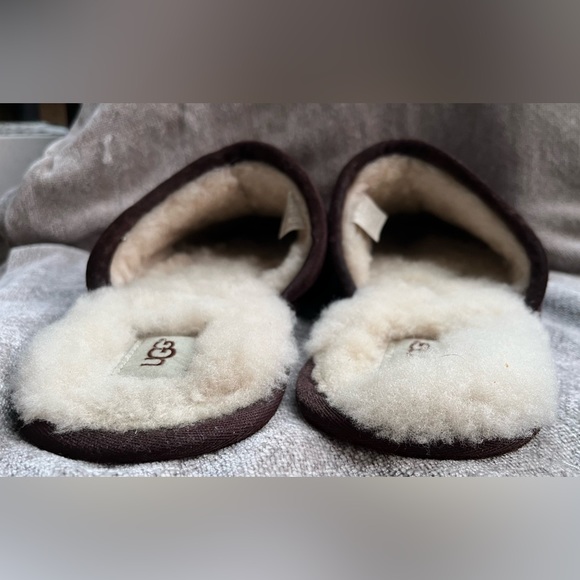 UGG Scuff Slippers - Picture 2 of 6
